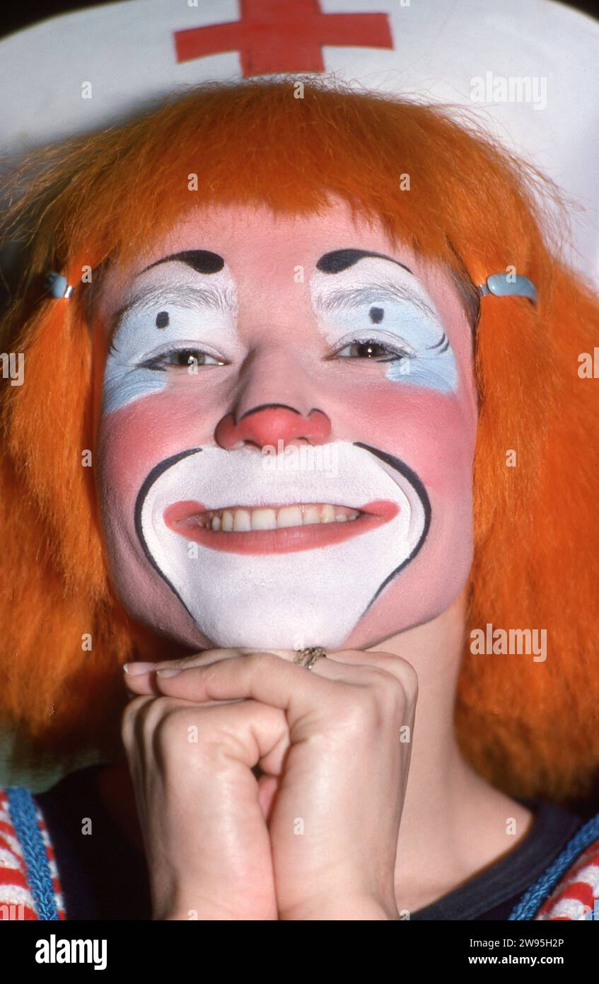 Ein Nahaufnahme-Porträt von Ringling Brother Clown Peggy Williams im Jahr 1979 bei einem Clownshochvortrag im Nassau Coliseum in Uniondale, Long Island, New York. 1970 war sie die erste weibliche Absolventin des Programms, die es in die große Show schaffte. Stockfoto
