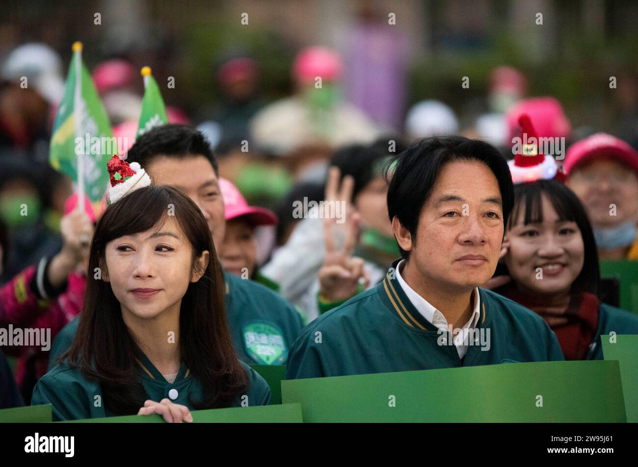 Taipeh, Taiwan. Dezember 2023. William Lai Ching-te (rechts), Taiwans Vizepräsident und Präsidentschaftskandidat der regierenden Demokratischen Progressiven Partei (DPP), nimmt am 24. Dezember an einer Kundgebung in Taipeh Teil. Lai gilt als Spitzenkandidat bei den Parlamentswahlen 2024. (Kreditbild: © Brennan O'Connor/ZUMA Press Wire) NUR REDAKTIONELLE VERWENDUNG! Nicht für kommerzielle ZWECKE! Quelle: ZUMA Press, Inc./Alamy Live News Stockfoto