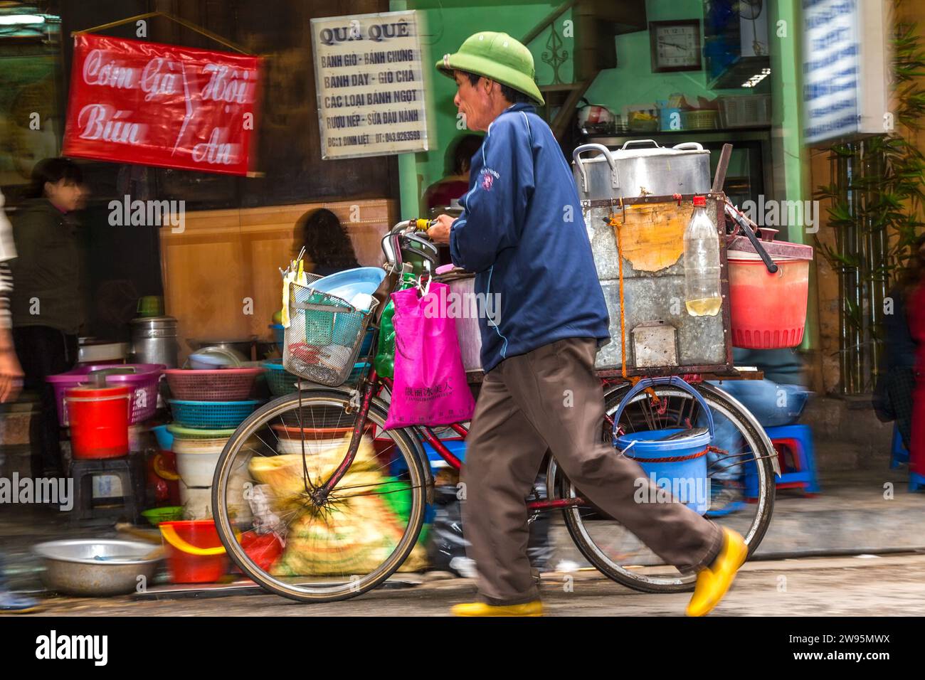 Getränkehändler und Fahrrad, Hanoi, Vietnam Stockfoto
