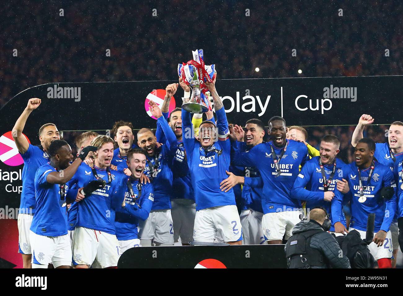 James Tavernier, Kapitän des Rangers fc, nahm am 17. Dezember 2023 den Viaplay Cup für die Scottish League in Hampden Park, Glasgow, Schottland, an. Stockfoto