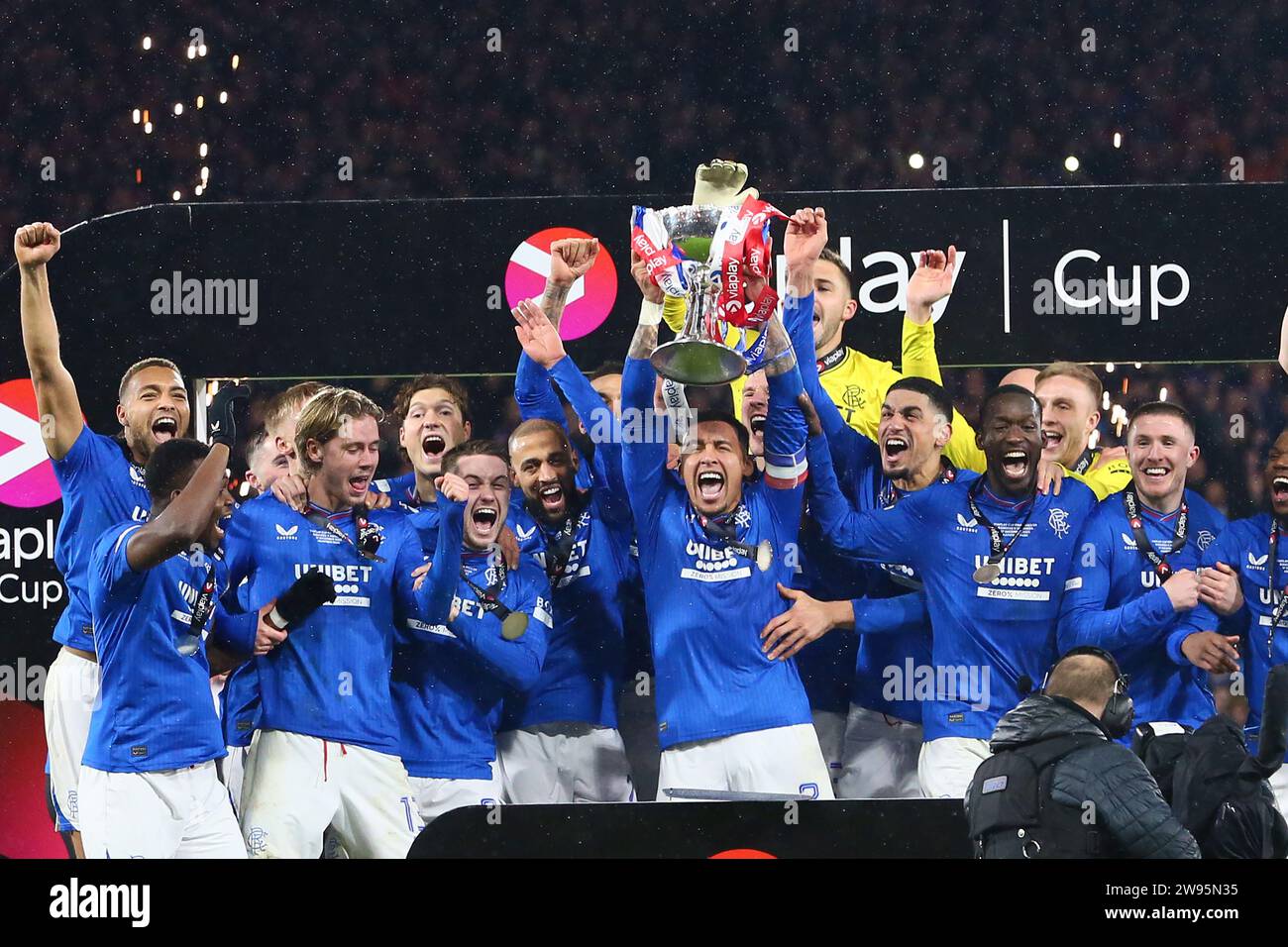 James Tavernier, Kapitän des Rangers fc, nahm am 17. Dezember 2023 den Viaplay Cup für die Scottish League in Hampden Park, Glasgow, Schottland, an. Stockfoto