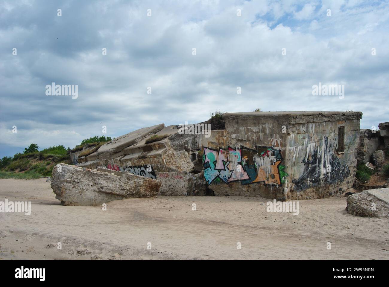 Farbenfrohe Graffiti auf dem verlassenen Bunker der nördlichen Festungen in Liepaja, Lettland Stockfoto