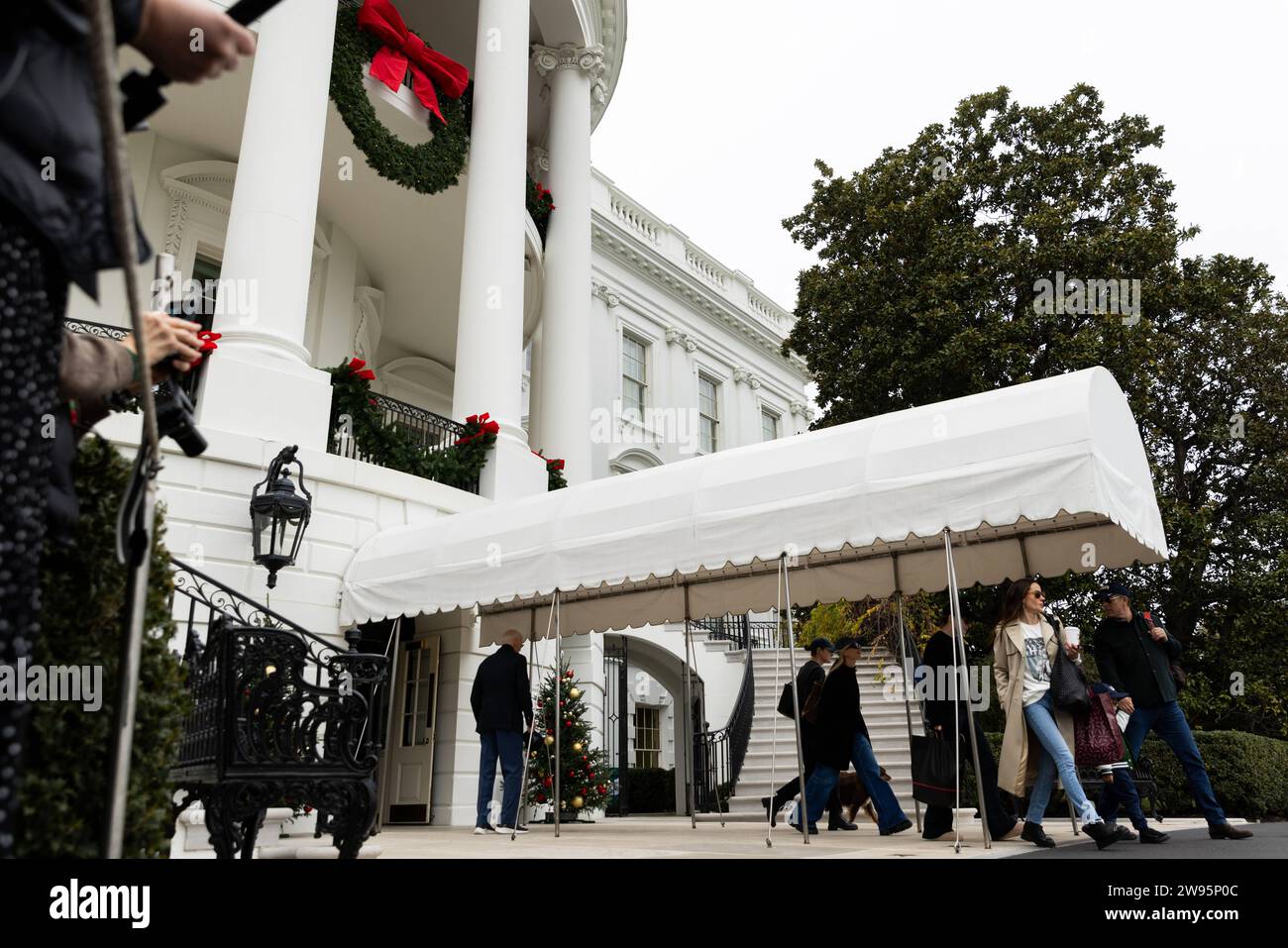 US-Präsident Joe Biden beobachtet, wie Familienmitglieder am Samstag, den 23. Dezember 2023, das Weiße Haus in Washington, DC verlassen. Copyright: XJuliaxNikhinsonx/xPoolxviaxCNPx/MediaPunchx Stockfoto