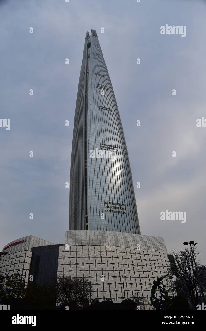Blick auf den majestätischen Lotte World Tower Wolkenkratzer, ein Geschäfts- und Wohngebäude im Bezirk Songpa Stockfoto
