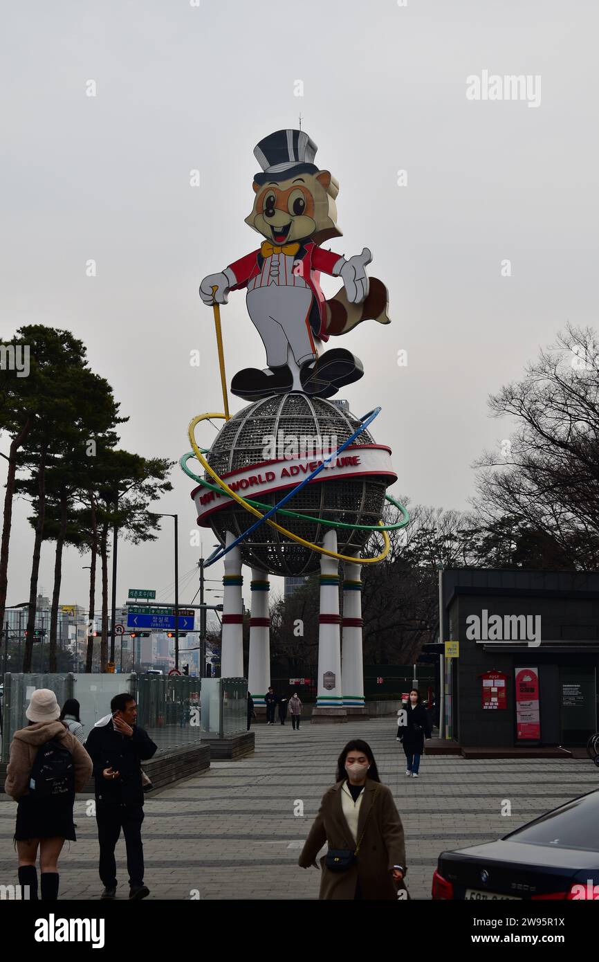Die Statue des Lotte World Raccoon Award in der Nähe des Lotte World Tower und des Lotte Department Store Jamsil Stockfoto
