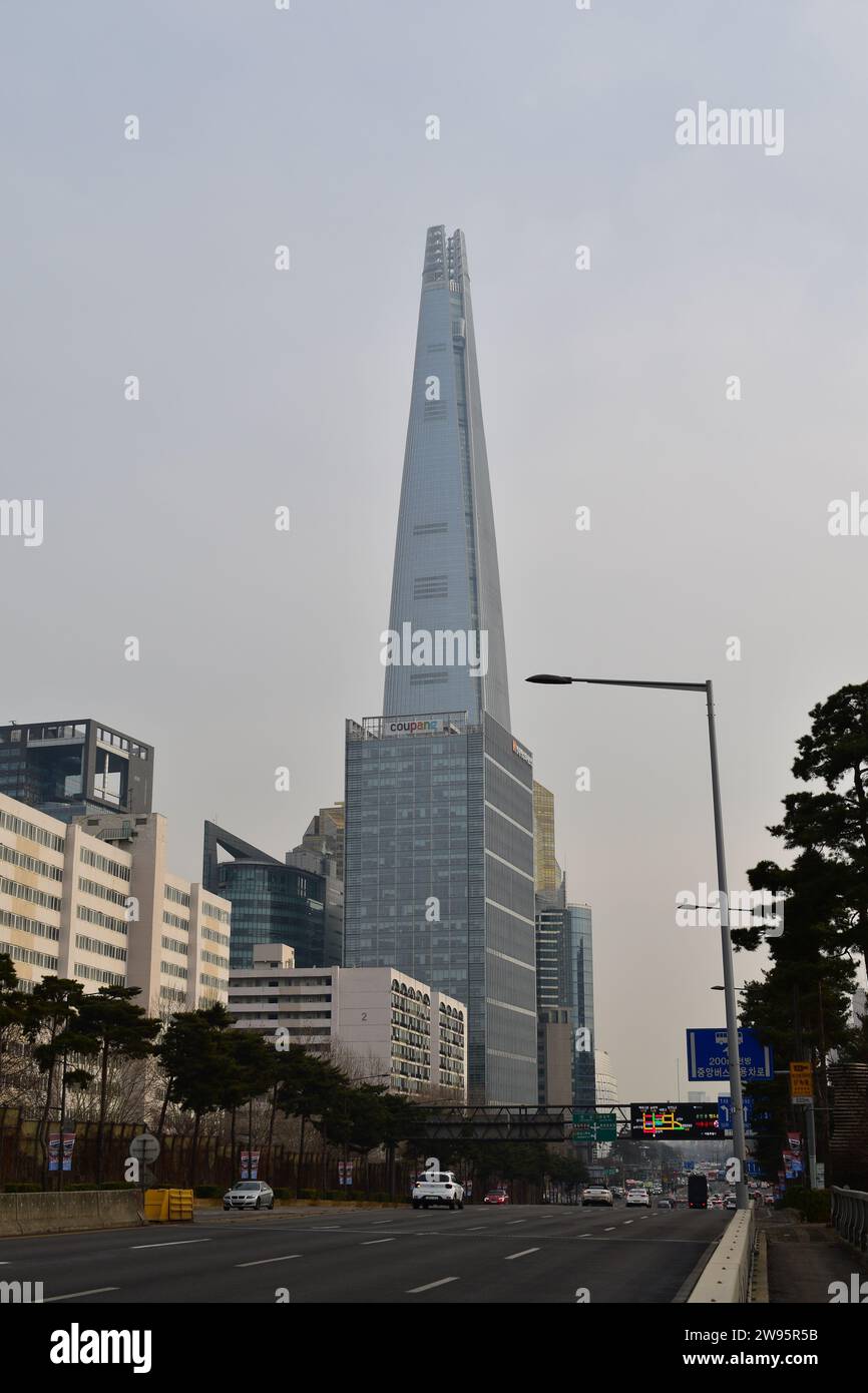 Blick auf den majestätischen Lotte World Tower Wolkenkratzer, ein Geschäfts- und Wohngebäude im Bezirk Songpa Stockfoto