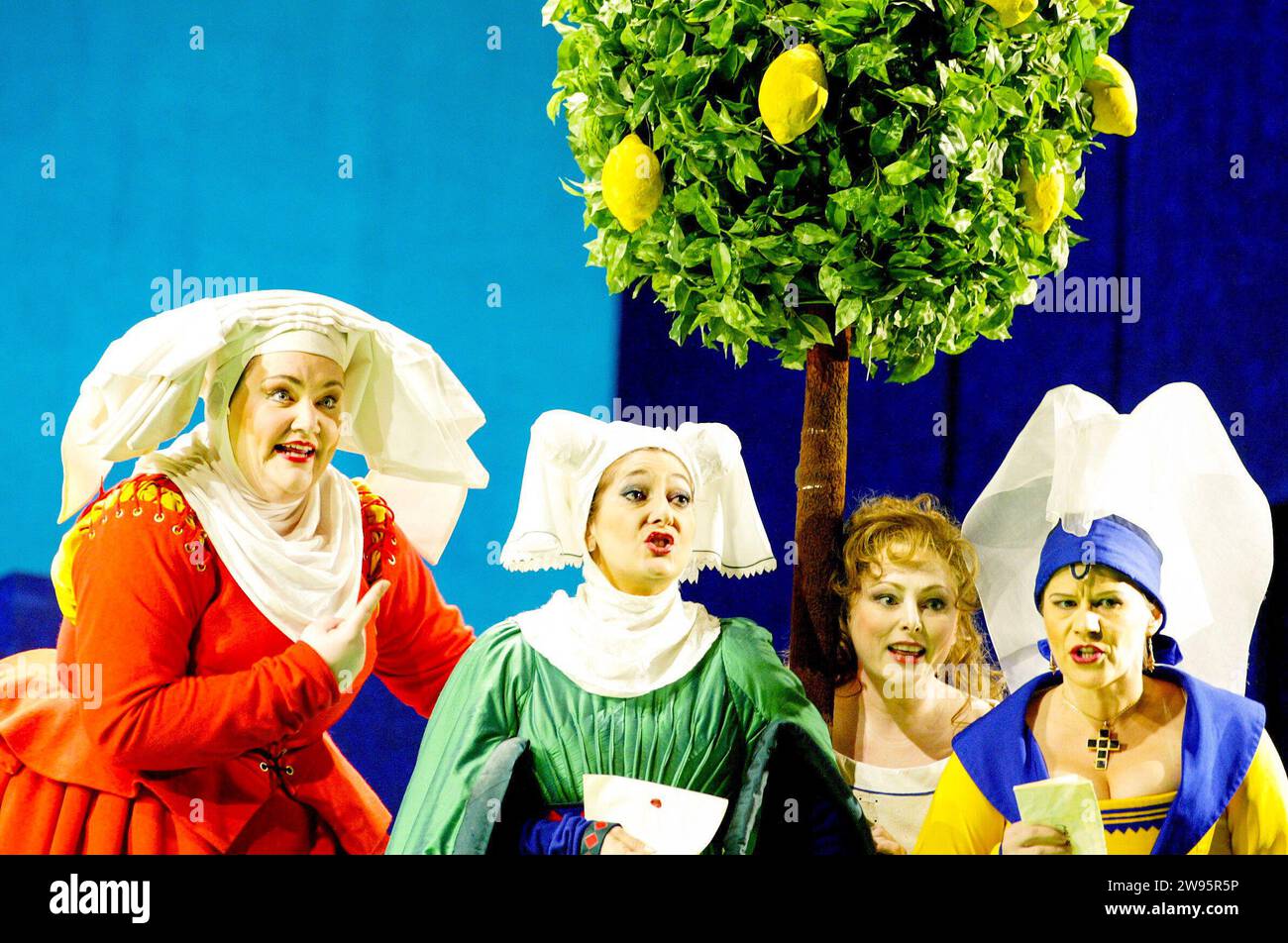 l-r: Stephanie Blythe (Mistress schnell), Marie McLaughlin (Frau Meg Page), Rebecca Evans (Nannetta), Soile Isokoski (Frau Alice Ford) in FALSTAFF an der Royal Opera, Covent Garden, London WC2 11/02/2003 Musik: Giuseppe Verdi Libretto: Arrigo Boito Dirigent: Antonio Pappano Design: Paul Brown Beleuchtung: Thomas Webster Bewegung: Duncan Macfarland Graham Vick Regie: Jeremy Sutcliffe Stockfoto