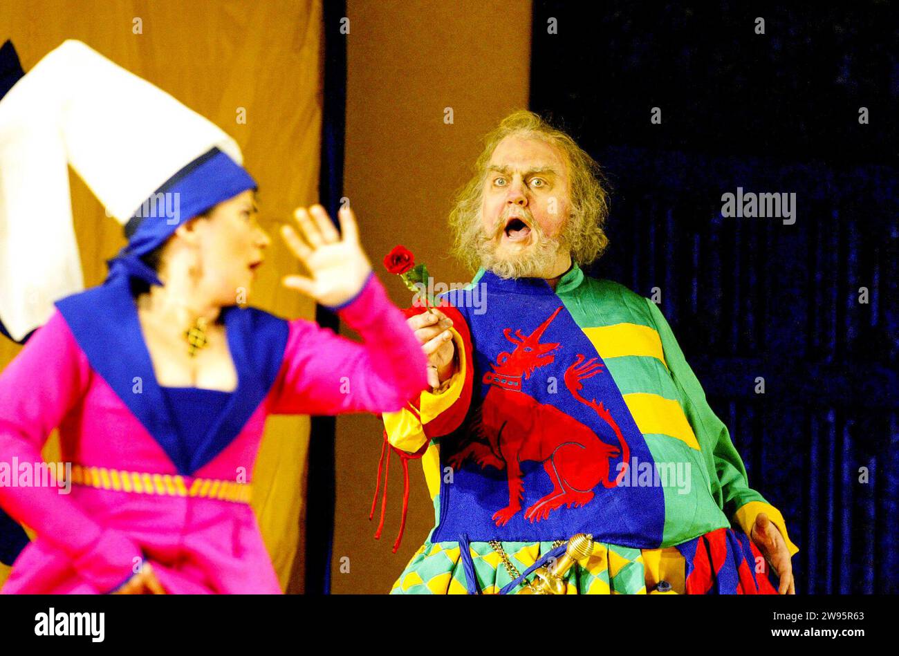 Soile Isokoski (Frau Alice Ford), Bryn Terfel (Sir John Falstaff) in FALSTAFF an der Royal Opera, Covent Garden, London WC2 11/02/2003 Musik: Giuseppe Verdi Libretto: Arrigo Boito Dirigent: Antonio Pappano Design: Paul Brown Beleuchtung: Thomas Webster Bewegung: Duncan Macfarland ursprünglicher Regisseur: Graham Vick Revival Regisseur: Jeremy Sutcliffe Stockfoto