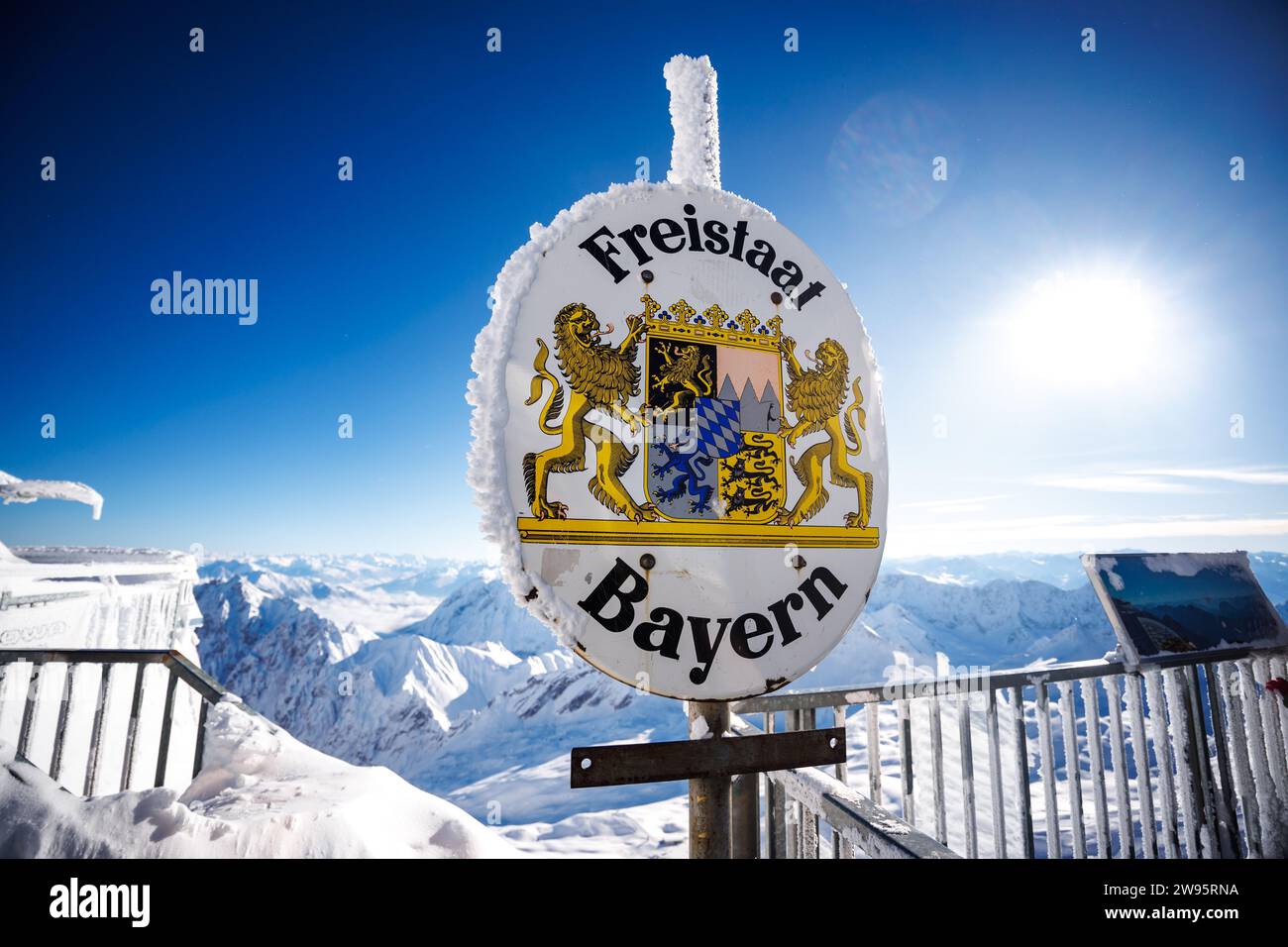 Grainau, Deutschland. Dezember 2023. Das Wappen des Freistaats Bayern ist auf dem Gipfel der Zugspitze zu sehen. Quelle: Matthias Balk/dpa/Alamy Live News Stockfoto