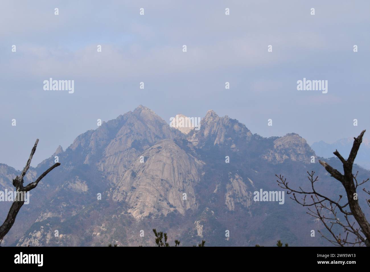 Malerischer Blick auf die Landschaft und das bergige Gelände im Bukhansan-Nationalpark Stockfoto