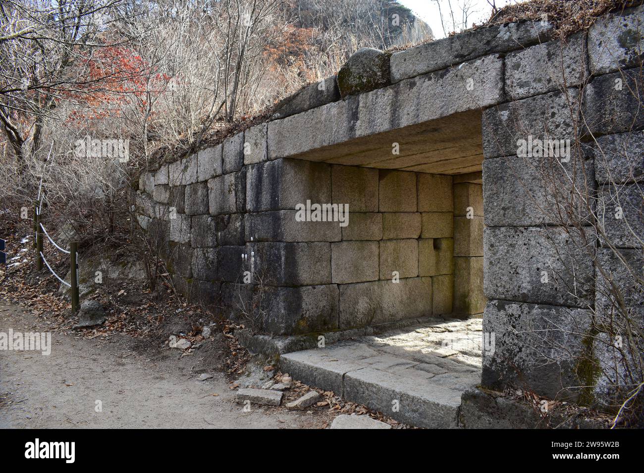 Durchgangstunnel in der Steinmauer, die entlang des Bergrückens in der Nähe des Daenammun-Tores im Bukhansan-Nationalpark verläuft Stockfoto