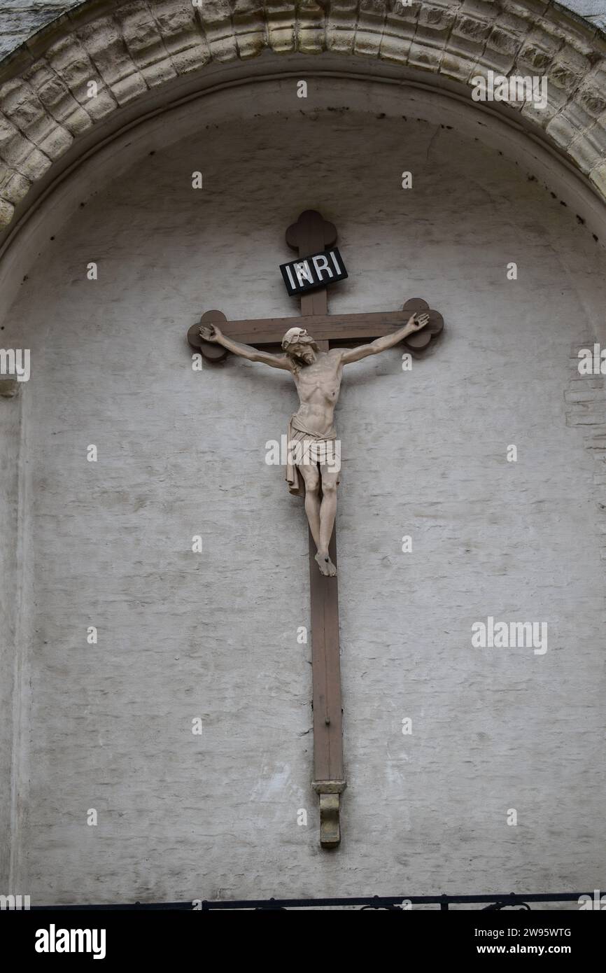 Ein Marmor Jesus Christus auf einem Holzkreuz mit den Buchstaben „INRI“ über dem Kopf in der Kirche unserer Lieben Frau in Brügge Stockfoto