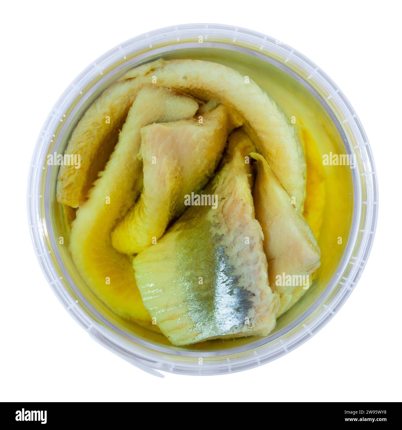 In Kunststoffbehältern befinden sich große Stücke gesalzenen Heringsfilet, die von Knochen befreit sind Stockfoto