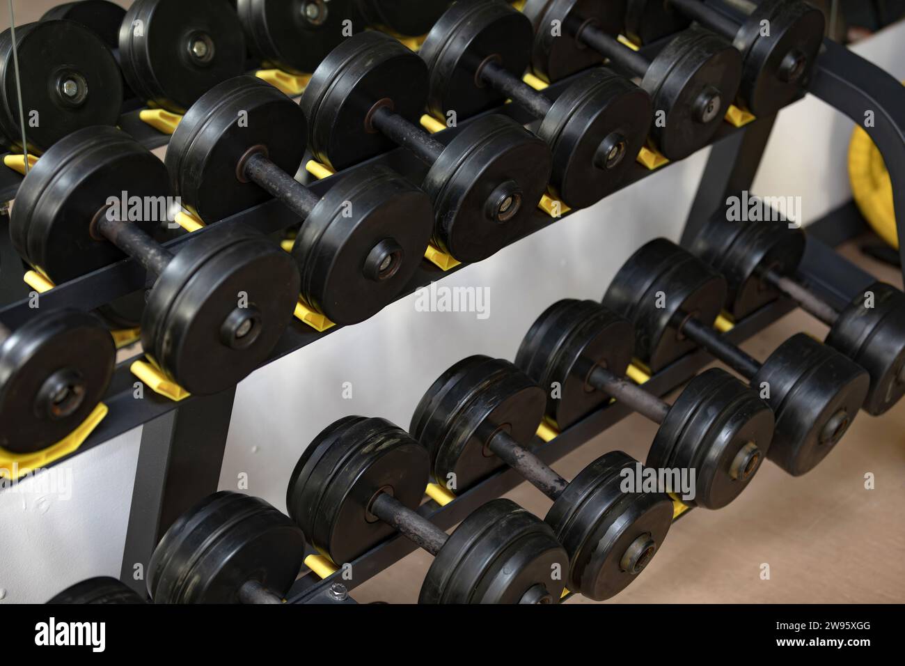 Kurzhanteln in einem Fitnesscenter, Nahaufnahme Stockfoto