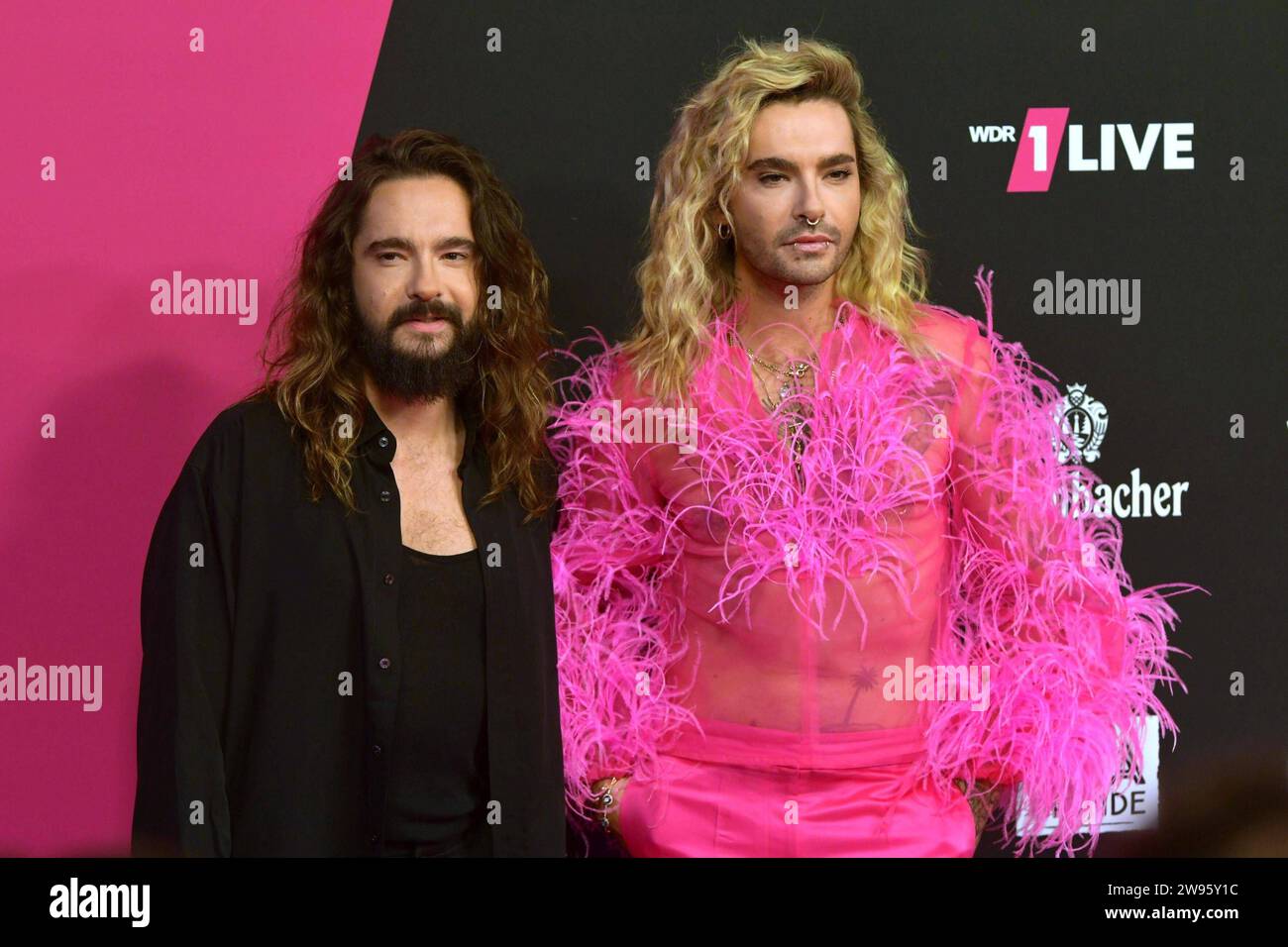 Tom li. Und Bill Kaulitz 11/23, Tom li. mit Bill Kaulitz bei der 1Live Krone am 30. November 2023 am Lokschuppen in Bielefeld roter Teppich Verleihung Musikpreis WDR 1 LIVE Einslive Eins Deutschland deutsch deutscher Mann Männer Musiker Sänger Gesang Gitarrist Gitarre Tokio Hotel Band Rock Pop Elektro Zwillingsbrüder Zwillingsbrüder Zwillingsbrüder deutscher Sänger Gitarrist quer halb stehend lächelnd neutral Hände in Hosentaschen *** Tom li und Bill Kaulitz 11 23, Tom li mit Bill Kaulitz beim 1Live Krone am 30. November 2023 im Lokschuppen in Bielefeld Red CA Stockfoto