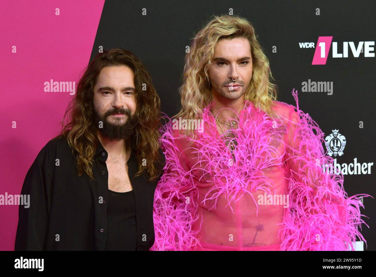 Tom li. Und Bill Kaulitz 11/23, Tom li. mit Bill Kaulitz bei der 1Live Krone am 30. November 2023 am Lokschuppen in Bielefeld roter Teppich Verleihung Musikpreis WDR 1 LIVE Einslive Eins Deutschland deutsch deutscher Mann Männer Musiker Gesang Gitarrist Gitarre Tokio Hotel Band Rock Pop Elektro Zwillingsbrüder Zwillingsbrüder Zwillingsbrüder deutscher Sänger Gitarrist quer halb stehend lächelnd neutral *** Tom li und Bill Kaulitz 11 23 und Tom li mit Bill Kaulitz beim 1Live Krone am 30. November 2023 beim Lokschuppen in Bielefeld Red Carpet Red Carpet Award Stockfoto