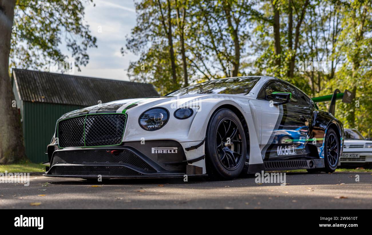 2016 Bentley Continental GT3s, ausgestellt auf dem Bicester Heritage Scramble am 8. Oktober 2023. Stockfoto