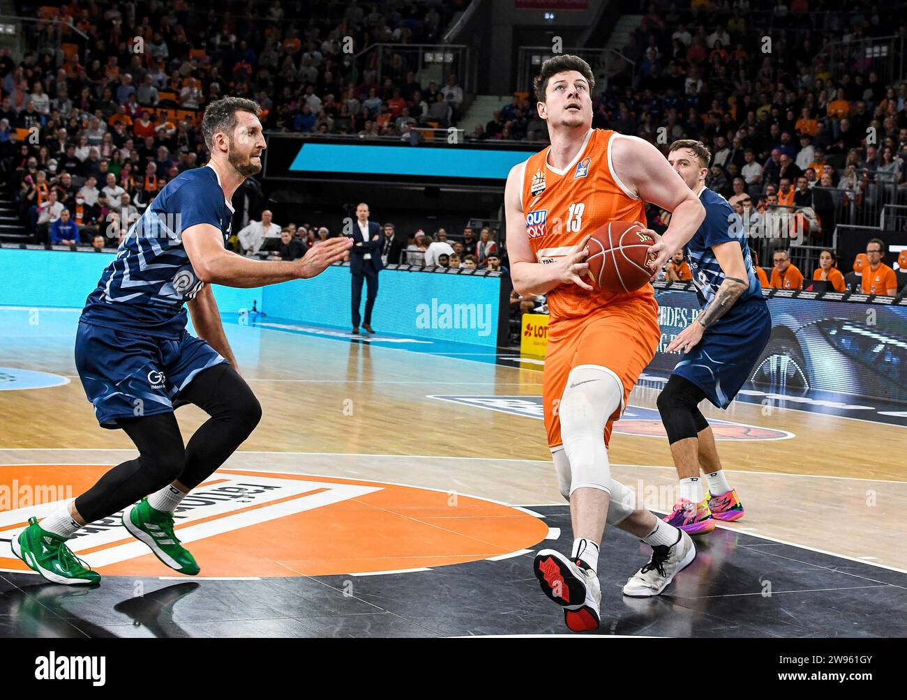 22.12.2023, ratiopharm Arena, Neu-Ulm, DE, BBL, ratiopharm Ulm vs MLP Academics Heidelberg, im Bild Paul Zipser (Heidelberg, #9), Nicolas Bretzel (Ulm, #13) Foto ? Nordphoto GmbH/Hafner Stockfoto