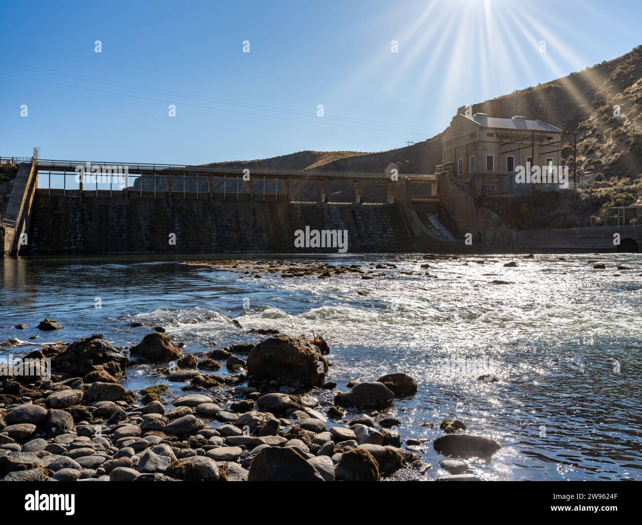 Blick auf den Boise River und historischen Damm mit Sonnenstern Stockfoto