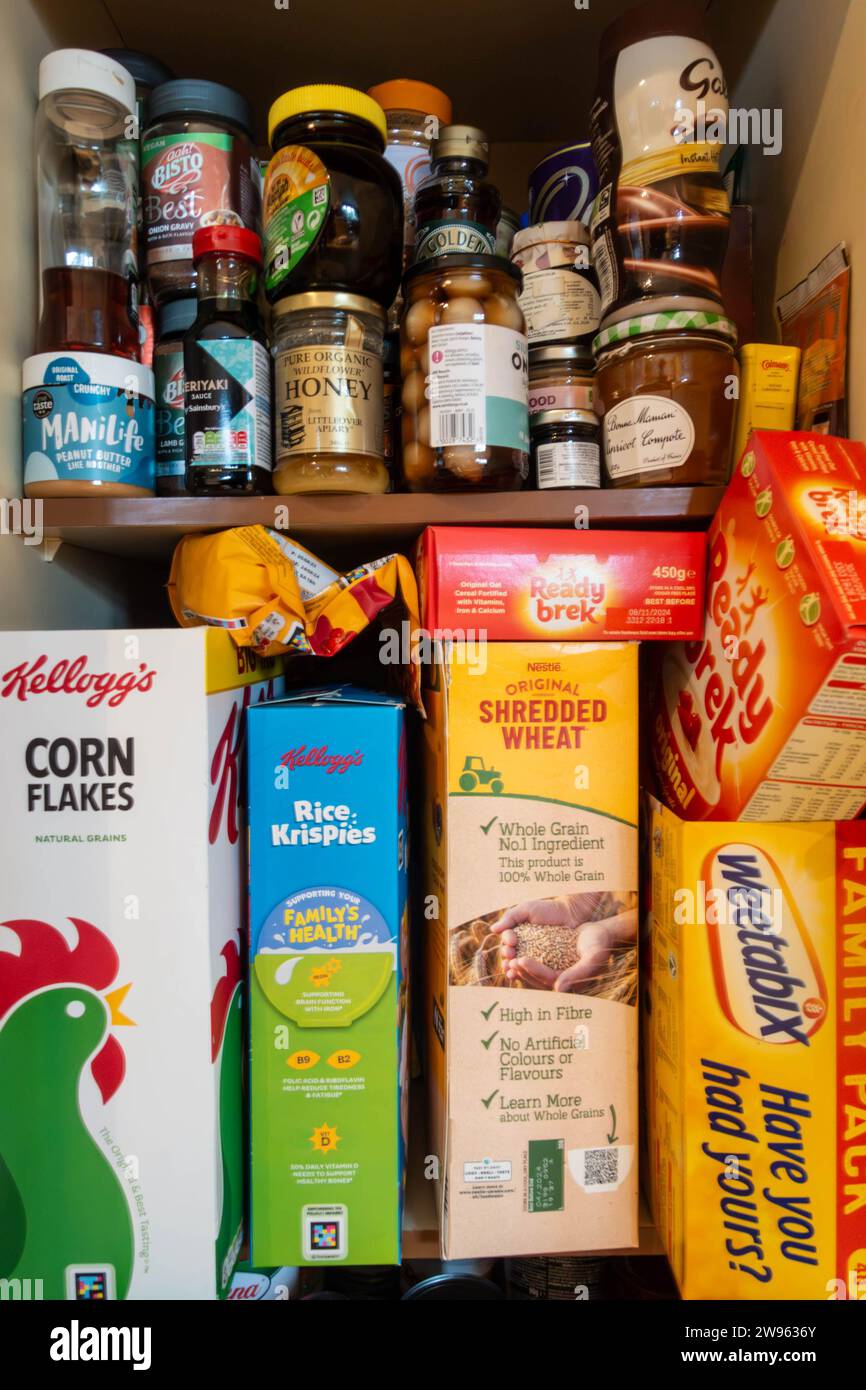 Lebensmittel verschiedener Marken, die in einem Küchenschrank gelagert werden Stockfoto