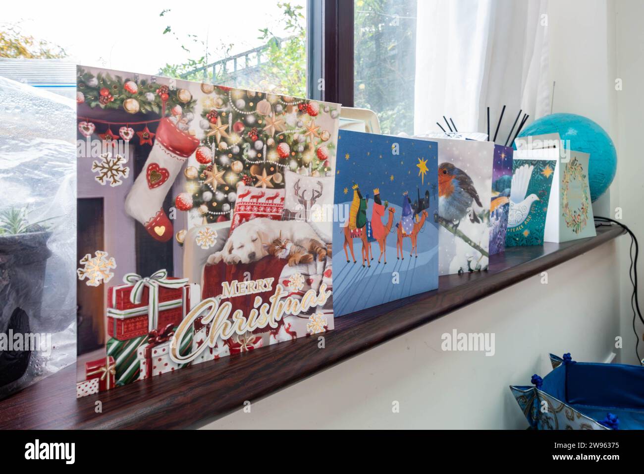 Weihnachtskarten werden in einer Reihe auf einer Fensterbank angezeigt Stockfoto