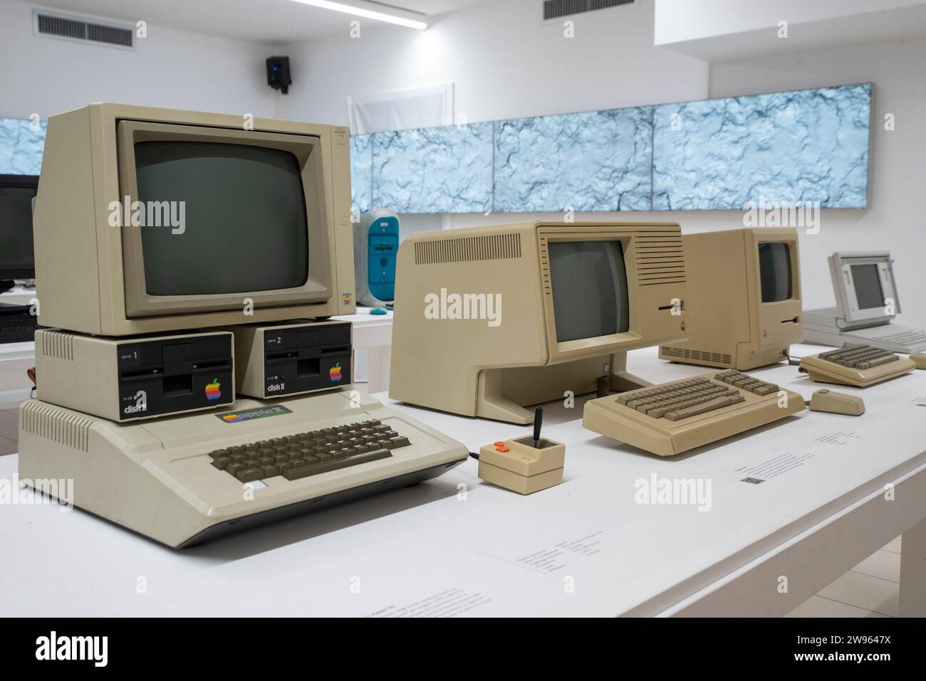 Apple Europlus II (1989) ist das zweite Modell der PC-Serie II von Apple. Rosafarbener Hintergrund... Stockfoto