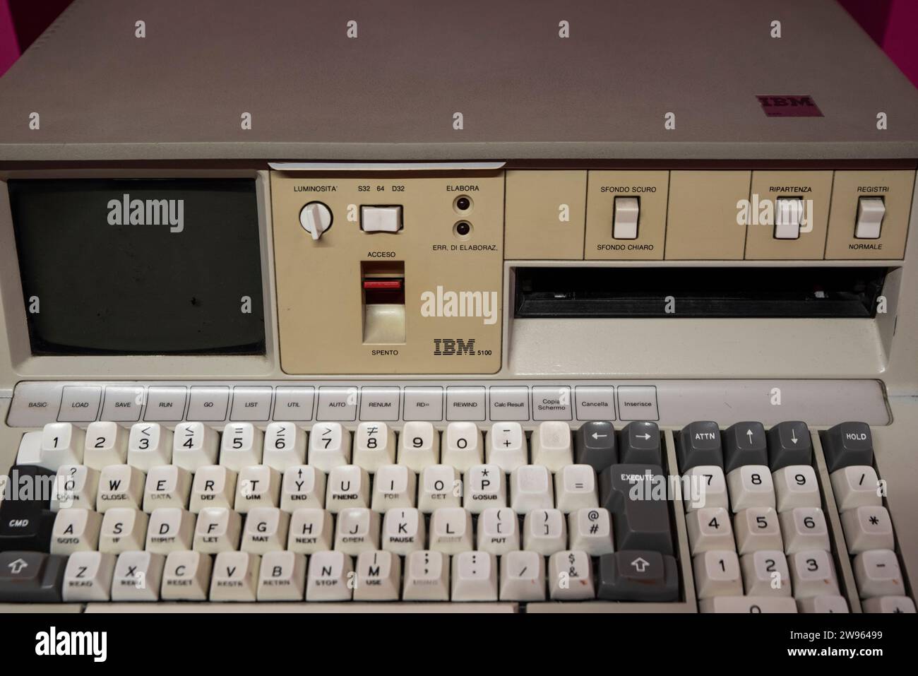 Der IBM 5100 Portable Computer ist einer der ersten tragbaren Computer, der im September 1975 eingeführt wurde. Stockfoto