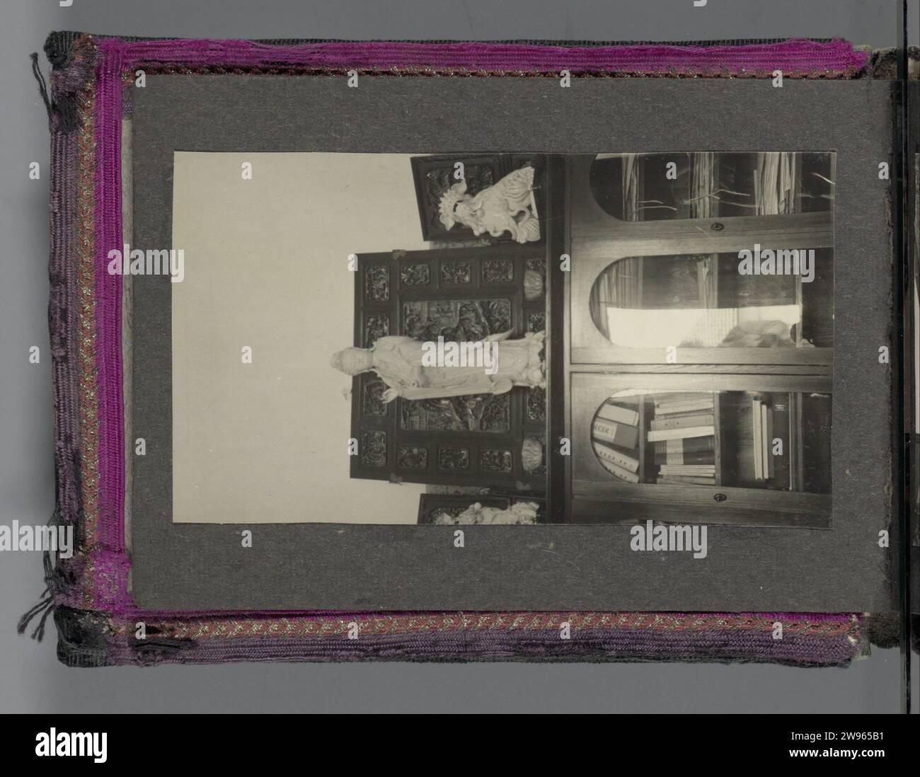 Roomscherm und Räucherbrenner, Elsa Silberstein, 1935 Foto in der Ecke eines Raumes befinden sich ein chinesischer Trolley und ein bronzener Räucherbrenner. Im Haus von Elsa Silberstein und ihrem Ehemann, Thesaurier General in Bandung 1935. Gemälde an der Wand. Teil des Fotoalbums mit Schwarz-weiß-Fotos des Innenraums der Familie Silberstein in Bandung auf Niederländisch-Indien. Bandung Fotomaterial Gelatine Silberdruck Innenraum des Hauses Bandung Stockfoto