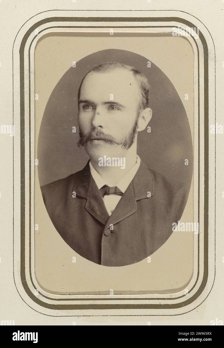 Mansportret, anonym, 1880 - 1886 Foto. Besuchen Sie die Karte Carte-de Visite mit dem Porträt eines unbekannten Mannes. Wahrscheinlich einer der Anbieter des Fotoalbums. In das Fotoalbum aufgenommen, das J.M. Pijnacker Hordijk 1886 bei seiner Abreise aus Jogyakarta angeboten wurde. Niederländisch-Ostindien, die (möglicherweise) fotografische Unterstützung Jogjakarta Stockfoto