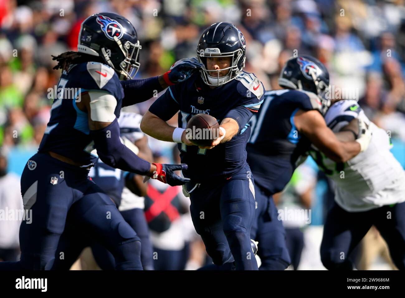 24. Dezember 2023: Tennessee Titans Quarterback Ryan Tannehill (17) übergibt den Ball an Derrick Henry (22) gegen die Seattle Seahawks während der ersten Hälfte eines NFL-Spiels zwischen den Seattle Seahawks und Tennessee Titans im Nissan Stadium in Nashville TN Steve Roberts/CSM Stockfoto