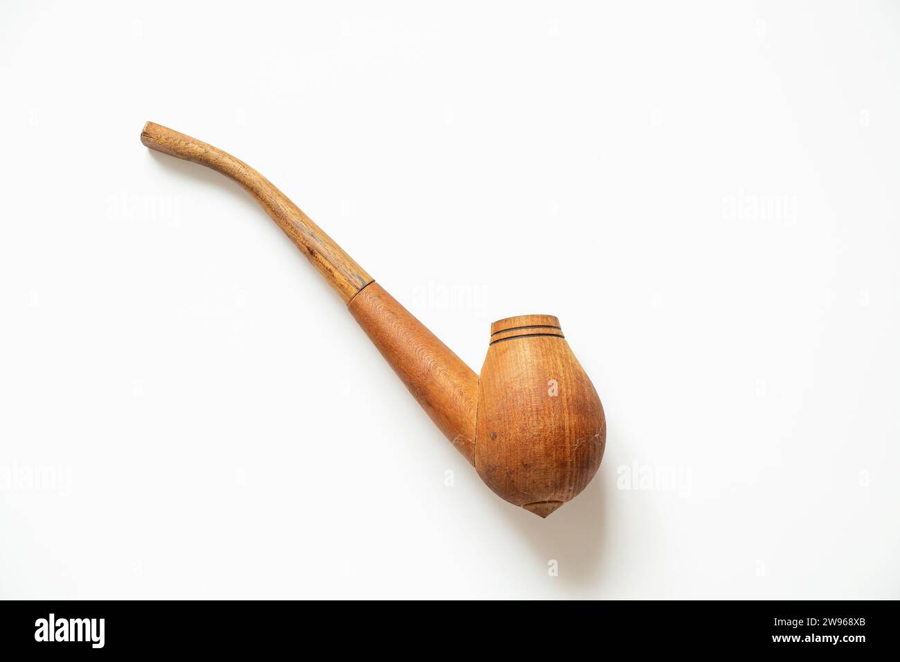 Rauchpfeife liegt auf weißem Hintergrund in Nahaufnahme Stockfoto