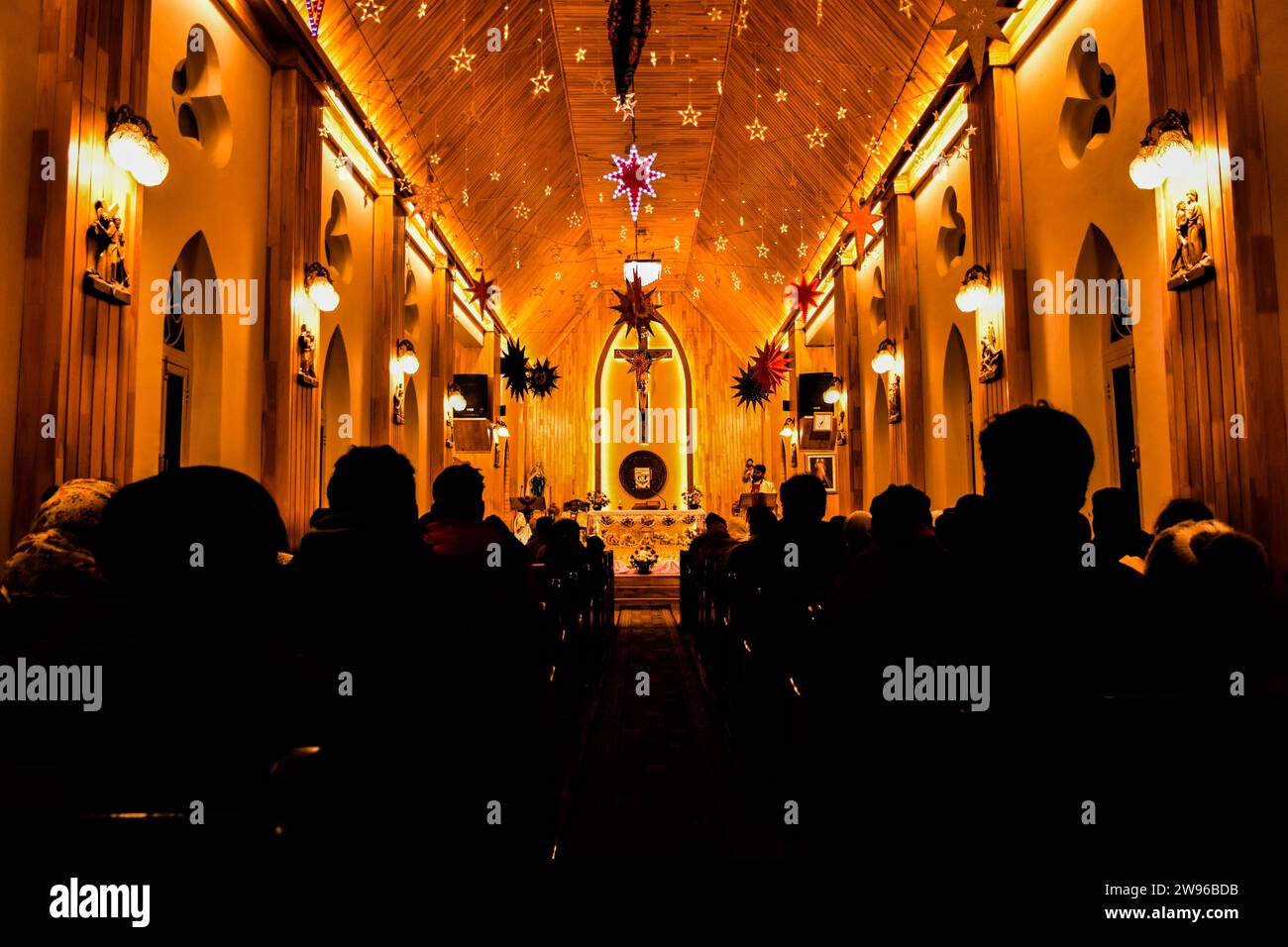 Srinagar, Indien. Dezember 2023. Christen beten in der katholischen Kirche der Heiligen Familie während der Weihnachtsfeier in Srinagar. (Foto: Saqib Majeed/SOPA Images/SIPA USA) Credit: SIPA US/Alamy Live News Stockfoto