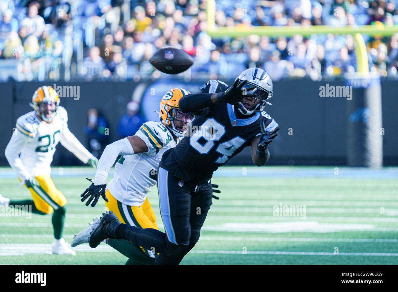 Charlotte, North Carolina, USA, 24. Dezember 2023, Carolina Panthers Tight End Stephen Sulliovan #84 macht einen Fang im Bank of America Stadium. (Foto: Marty Jean-Louis/SIPA USA) Credit: SIPA US/Alamy Live News Stockfoto