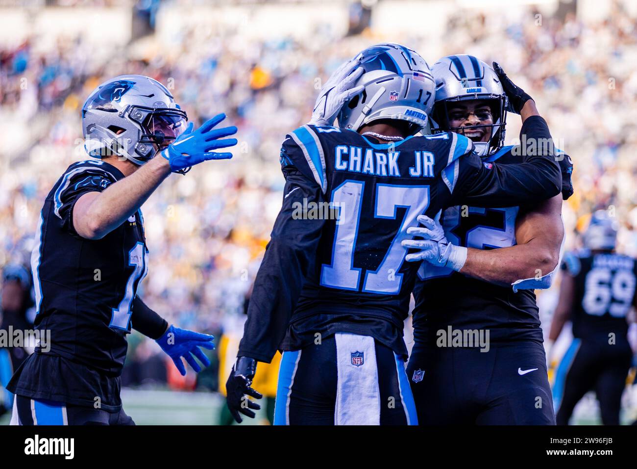 24. Dezember 2023: Carolina Panthers Wide Receiver DJ Chark Jr. (17) feiert mit Tight End Tommy Tremble (82) im NFL Matchup in Charlotte, NC. (Scott Kinser/Cal Sport Media) Stockfoto