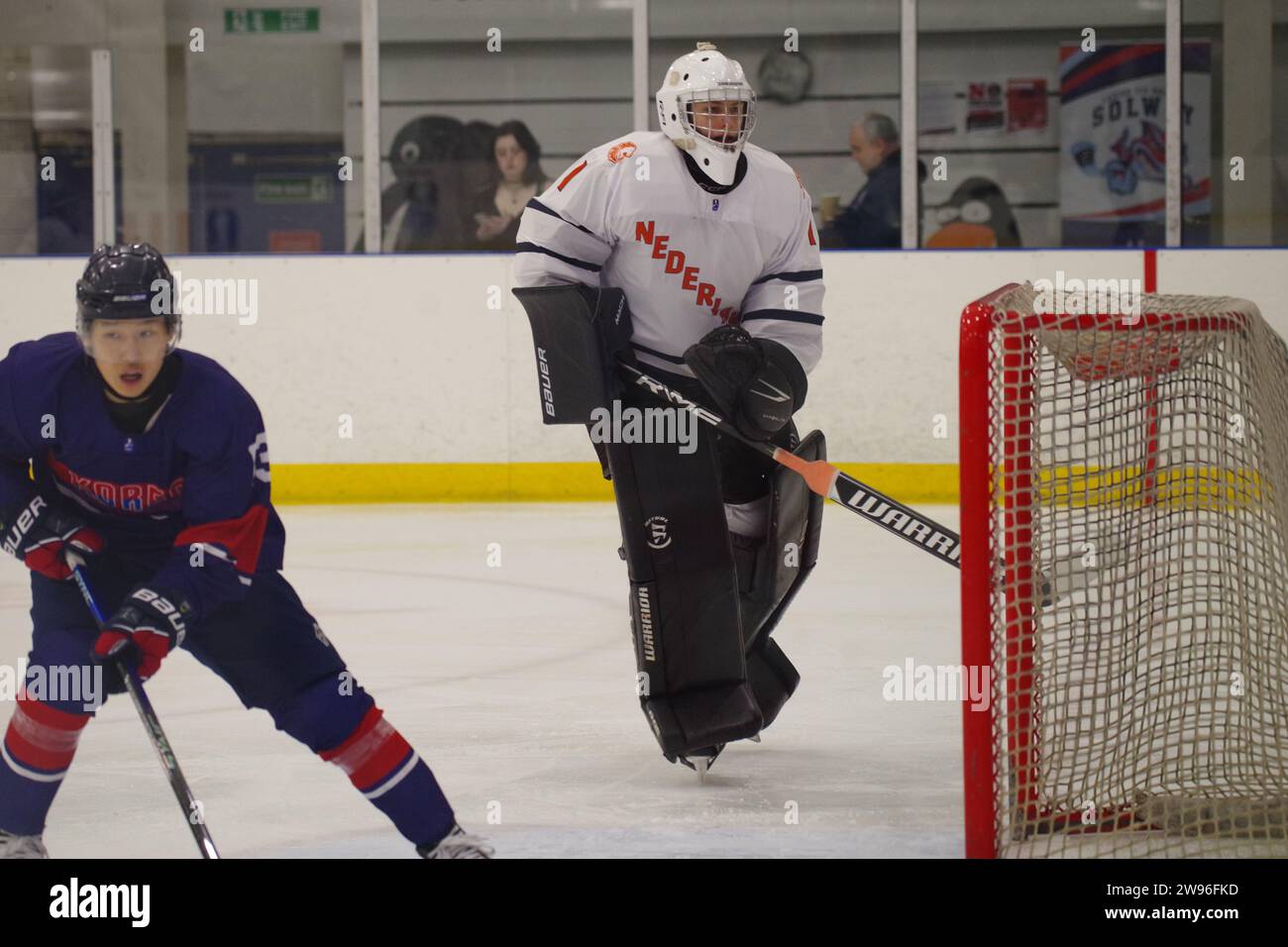Dumfries, 14. Dezember 2023. Danylo Douma spielte 2024 in einer IIHF Eishockey U20 Weltmeisterschaft, Division II, Gruppe A im Dumfries Ice Bowl im Tor für die Niederlande gegen Korea. Quelle: Colin Edwards Stockfoto