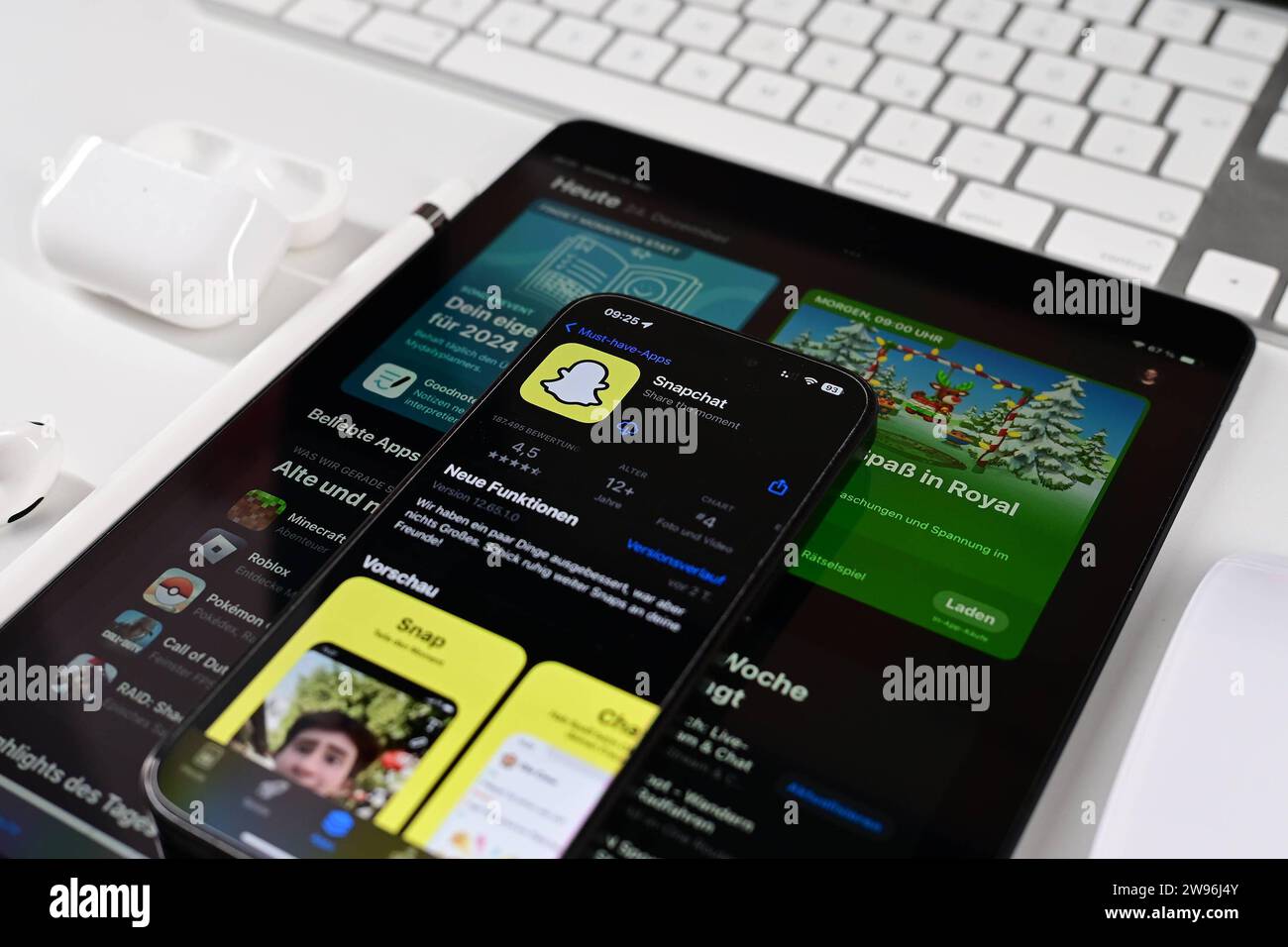 Stock- und Symbolbilder I 24.12.2023 Snapchat, Snapchat ist ein kostenloser Instant-Messaging-Dienst, Snap Inc Hamburg Hamburg Hamburg Deutschland *** Stock- und Symbolbilder I 24 12 2023 Snapchat, Snapchat ist ein kostenloser Instant Messaging Service, Snap Inc Hamburg Hamburg Deutschland Copyright: XLobeca/FelixxSchlikisx Stockfoto