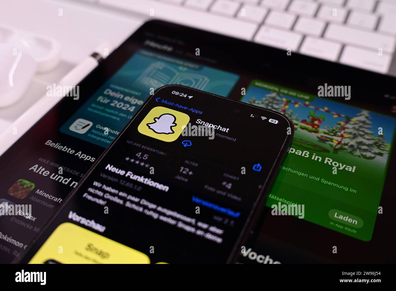 Stock- und Symbolbilder I 24.12.2023 Snapchat, Snapchat ist ein kostenloser Instant-Messaging-Dienst, Snap Inc Hamburg Hamburg Hamburg Deutschland *** Stock- und Symbolbilder I 24 12 2023 Snapchat, Snapchat ist ein kostenloser Instant Messaging Service, Snap Inc Hamburg Hamburg Deutschland Copyright: XLobeca/FelixxSchlikisx Stockfoto