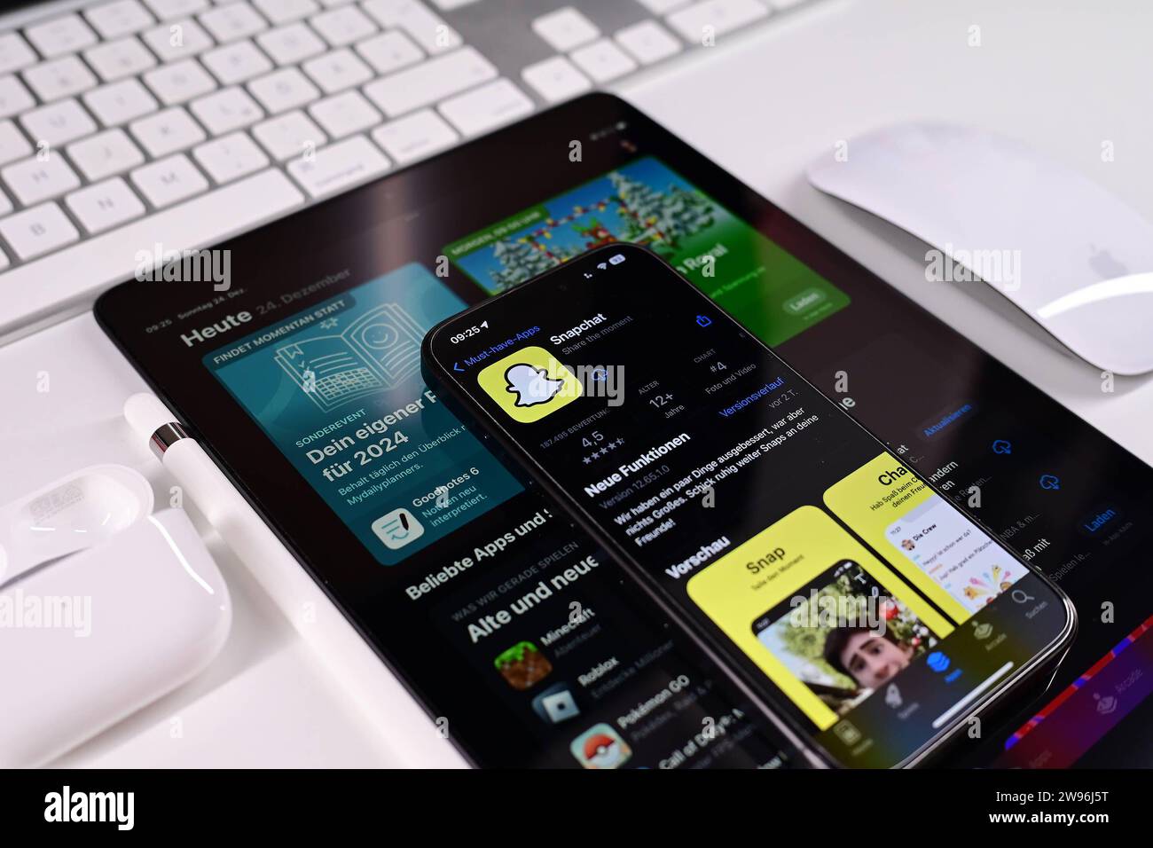 Stock- und Symbolbilder I 24.12.2023 Snapchat, Snapchat ist ein kostenloser Instant-Messaging-Dienst, Snap Inc Hamburg Hamburg Hamburg Deutschland *** Stock- und Symbolbilder I 24 12 2023 Snapchat, Snapchat ist ein kostenloser Instant Messaging Service, Snap Inc Hamburg Hamburg Deutschland Copyright: XLobeca/FelixxSchlikisx Stockfoto