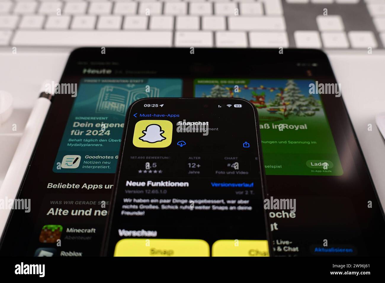 Stock- und Symbolbilder I 24.12.2023 Snapchat, Snapchat ist ein kostenloser Instant-Messaging-Dienst, Snap Inc Hamburg Hamburg Hamburg Deutschland *** Stock- und Symbolbilder I 24 12 2023 Snapchat, Snapchat ist ein kostenloser Instant Messaging Service, Snap Inc Hamburg Hamburg Deutschland Copyright: XLobeca/FelixxSchlikisx Stockfoto