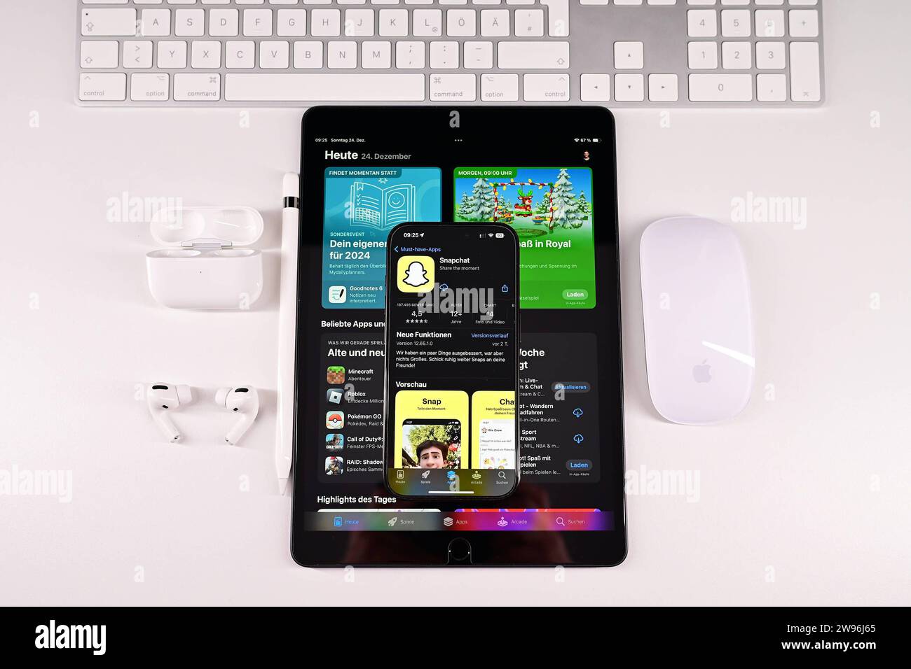 Stock- und Symbolbilder I 24.12.2023 Snapchat, Snapchat ist ein kostenloser Instant-Messaging-Dienst, Snap Inc Hamburg Hamburg Hamburg Deutschland *** Stock- und Symbolbilder I 24 12 2023 Snapchat, Snapchat ist ein kostenloser Instant Messaging Service, Snap Inc Hamburg Hamburg Deutschland Copyright: XLobeca/FelixxSchlikisx Stockfoto