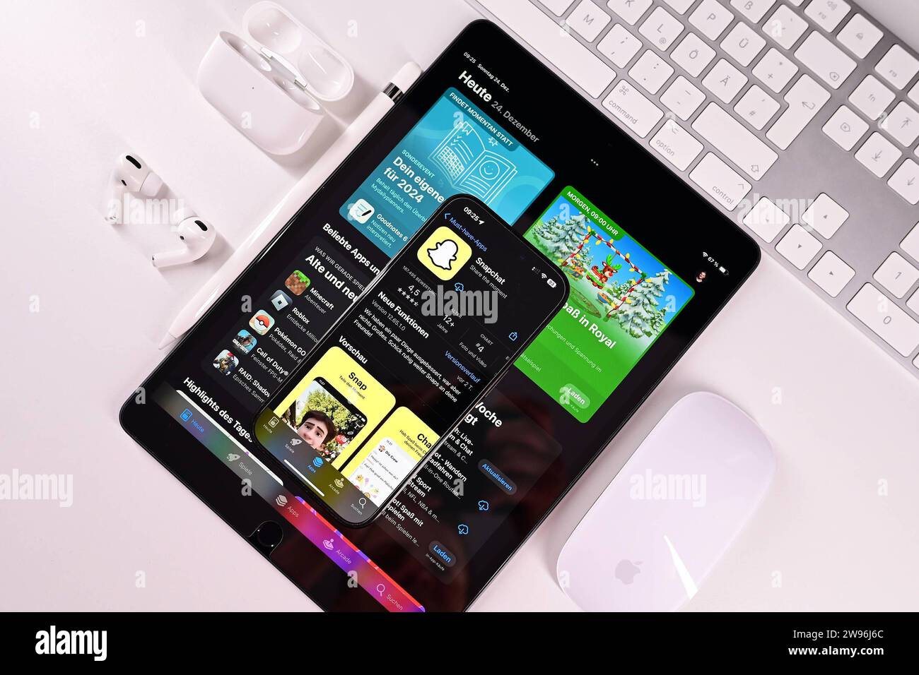 Stock- und Symbolbilder I 24.12.2023 Snapchat, Snapchat ist ein kostenloser Instant-Messaging-Dienst, Snap Inc Hamburg Hamburg Hamburg Deutschland *** Stock- und Symbolbilder I 24 12 2023 Snapchat, Snapchat ist ein kostenloser Instant Messaging Service, Snap Inc Hamburg Hamburg Deutschland Copyright: XLobeca/FelixxSchlikisx Stockfoto