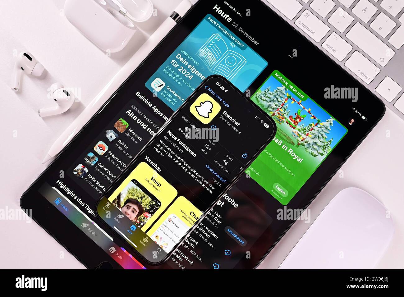Stock- und Symbolbilder I 24.12.2023 Snapchat, Snapchat ist ein kostenloser Instant-Messaging-Dienst, Snap Inc Hamburg Hamburg Hamburg Deutschland *** Stock- und Symbolbilder I 24 12 2023 Snapchat, Snapchat ist ein kostenloser Instant Messaging Service, Snap Inc Hamburg Hamburg Deutschland Copyright: XLobeca/FelixxSchlikisx Stockfoto