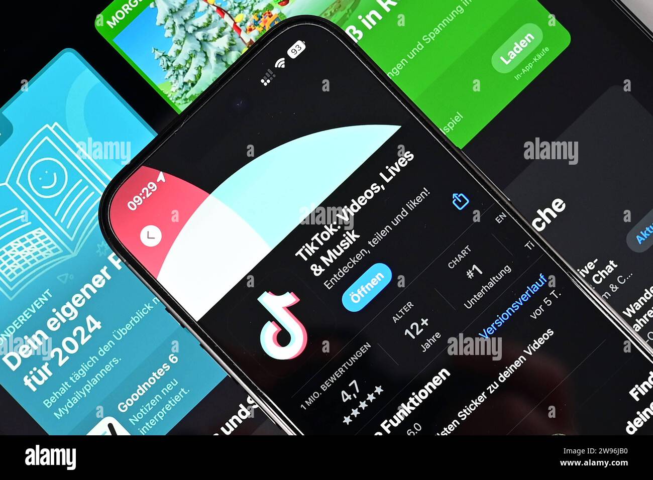 Stock- und Symbolbilder I 24.12.2023 TikTok, Videoportal, Lippensynchronisation, Musikvideos, Videoclips, soziale Netzwerke, soziale Medien, TikTok Pte. Ltd., Unternehmen ByteDance Hamburg Hamburg Hamburg Deutschland *** Stock- und Symbolbilder I 24 12 2023 TikTok, Videoportal, Lip Sync, Musikvideos, Videoclips, Social Network, Social Media, TikTok Pte Ltd , Firma ByteDance Hamburg Hamburg Hamburg Hamburg Deutschland Copyright: xLobeca/FelixxSchlikisx Stockfoto