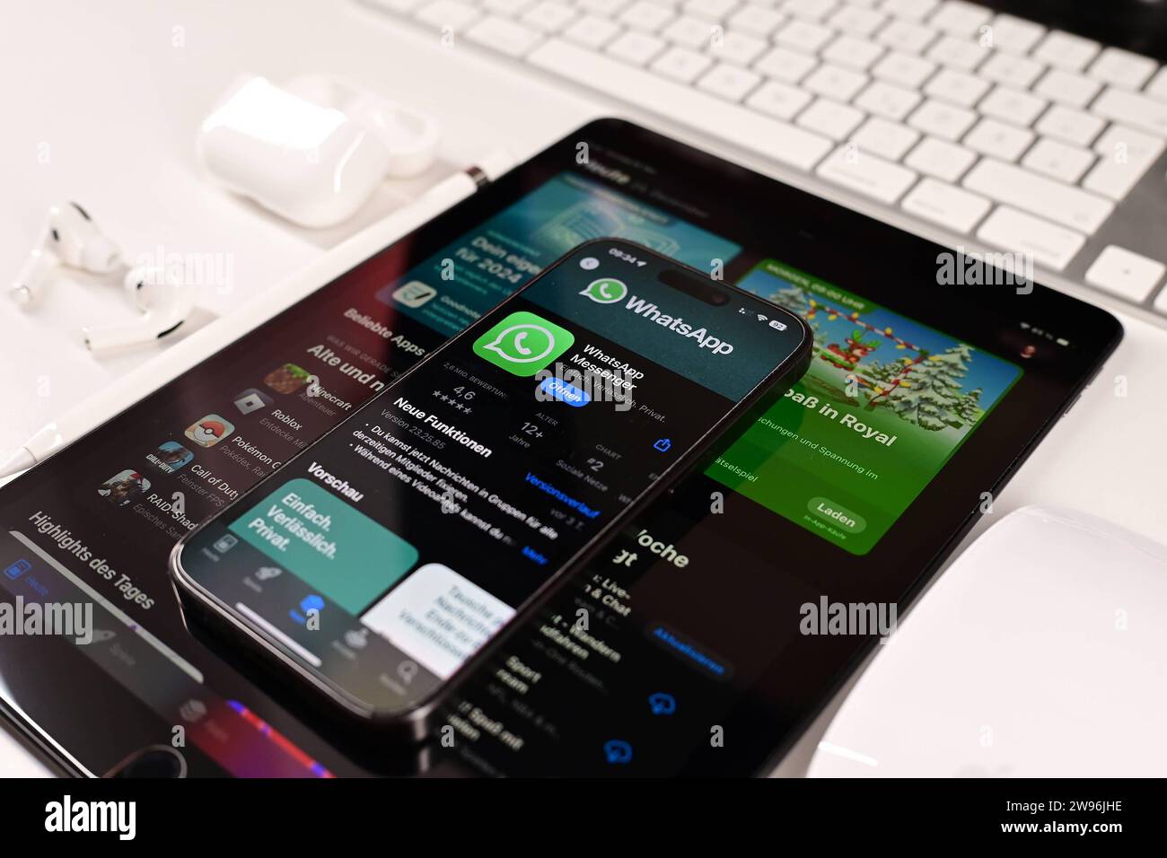 Stock- und Symbolbilder I 24.12.2023 WhatsApp, WhatsApp ist ein Instant-Messaging-Dienst, Meta Platforms, META, WhatsApp Inc., Meta Platforms Hamburg Hamburg Deutschland *** Stock- und Symbolbilder I 24 12 2023 WhatsApp, WhatsApp ist ein Instant Messaging Service, Meta Platforms, META, WhatsApp Inc . Meta-Plattformen Hamburg Hamburg Hamburg Hamburg Deutschland Copyright: xLobeca/FelixxSchlikisx Stockfoto