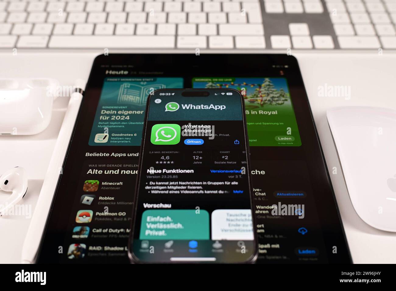 Stock- und Symbolbilder I 24.12.2023 WhatsApp, WhatsApp ist ein Instant-Messaging-Dienst, Meta Platforms, META, WhatsApp Inc., Meta Platforms Hamburg Hamburg Deutschland *** Stock- und Symbolbilder I 24 12 2023 WhatsApp, WhatsApp ist ein Instant Messaging Service, Meta Platforms, META, WhatsApp Inc . Meta-Plattformen Hamburg Hamburg Hamburg Hamburg Deutschland Copyright: xLobeca/FelixxSchlikisx Stockfoto