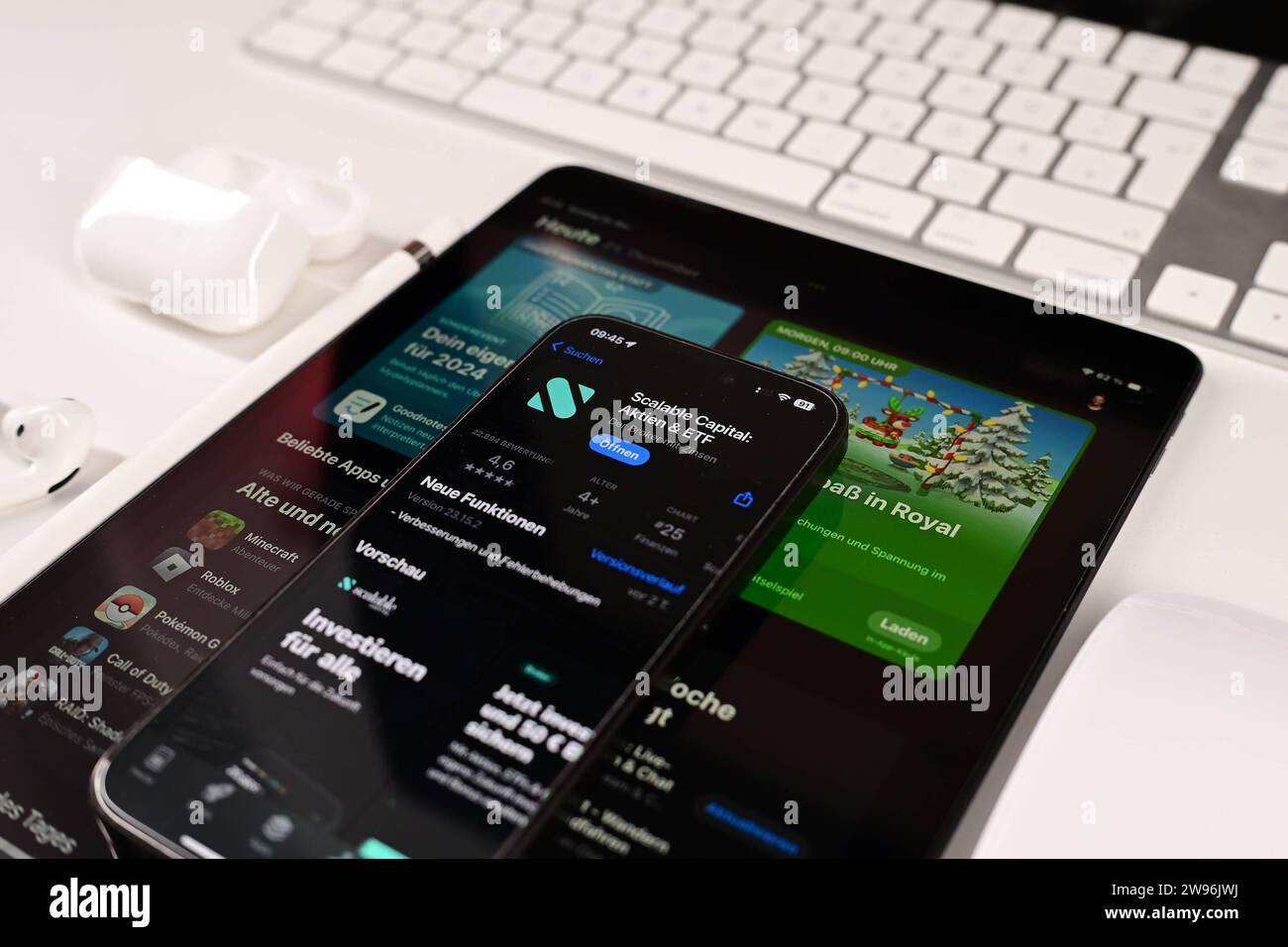 Stock- und Symbolbilder I 24.12.2023 Scalable Capital, Broker, Robo-Advisor, Neobroker, Broker, ETF, Aktien, Krypto, Kryptowährung, investieren, Hamburg Hamburg Hamburg Deutschland *** Stock- und Symbolbilder I 24 12 2023 Scalable Capital, Broker, Robo Advisor, Neobroker, Broker, Broker, ETF, Aktien, Krypto, Kryptowährung, Invest, Hamburg Hamburg Hamburg Deutschland Copyright: xLobeca/FelixxSchlikisx Stockfoto