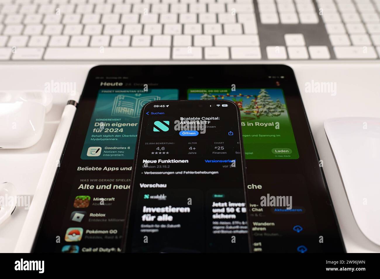 Stock- und Symbolbilder I 24.12.2023 Scalable Capital, Broker, Robo-Advisor, Neobroker, Broker, ETF, Aktien, Krypto, Kryptowährung, investieren, Hamburg Hamburg Hamburg Deutschland *** Stock- und Symbolbilder I 24 12 2023 Scalable Capital, Broker, Robo Advisor, Neobroker, Broker, Broker, ETF, Aktien, Krypto, Kryptowährung, Invest, Hamburg Hamburg Hamburg Deutschland Copyright: xLobeca/FelixxSchlikisx Stockfoto