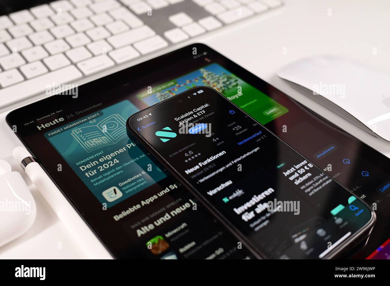 Stock- und Symbolbilder I 24.12.2023 Scalable Capital, Broker, Robo-Advisor, Neobroker, Broker, ETF, Aktien, Krypto, Kryptowährung, investieren, Hamburg Hamburg Hamburg Deutschland *** Stock- und Symbolbilder I 24 12 2023 Scalable Capital, Broker, Robo Advisor, Neobroker, Broker, Broker, ETF, Aktien, Krypto, Kryptowährung, Invest, Hamburg Hamburg Hamburg Deutschland Copyright: xLobeca/FelixxSchlikisx Stockfoto
