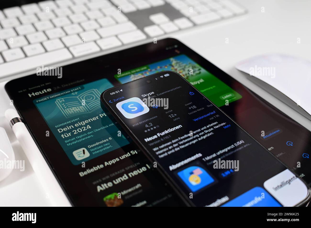 Stock- und Symbolbilder I 24.12.2023 Skype, Instant-Messaging-Dienst, Microsoft, Skype Technologies, Videochat, VideoCall, Bildtelefonie, Videokonferenzen, IP-Telefonie, Instant Messaging, Dateiübertragung und Screen-Sharing Hamburg Hamburg Deutschland *** Stock- und Symbolbilder I 24 12 2023 Skype, Instant Messaging Service, Microsoft, Skype Technologies, Videochat, Videoanrufe, Videotelefonie, Videokonferenzen, IP-Telefonie, Instant Messaging, Dateiübertragung und Bildschirmfreigabe Hamburg Hamburg Deutschland Copyright: xLobeca/FelixxSchlikisx Stockfoto
