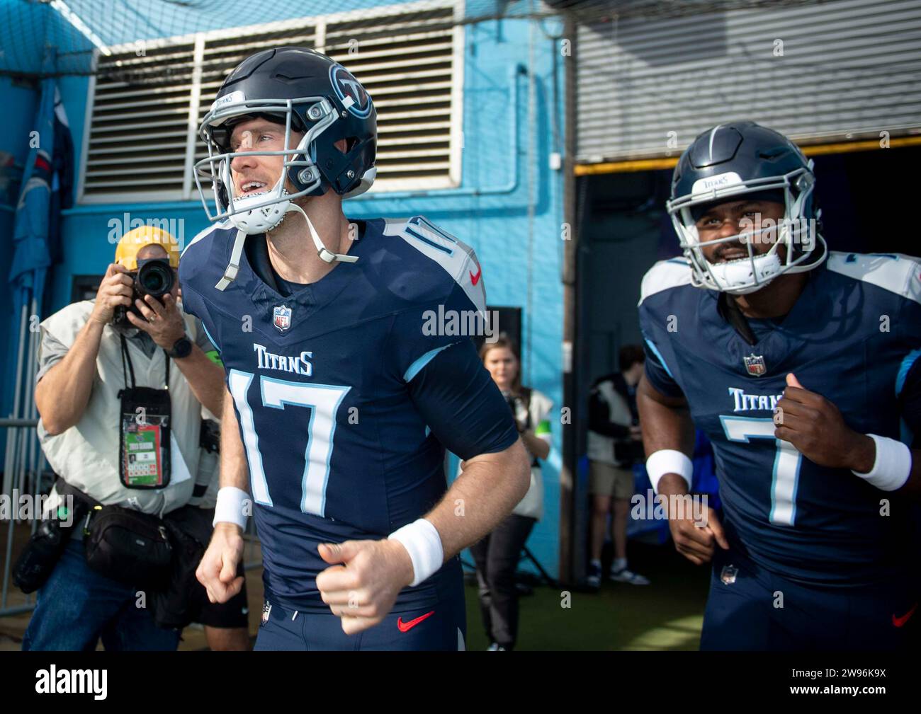 Nashville, Tennessee, USA. Dezember 2023. Tennessee Titans Quarterback Ryan Tannehill (17) und Tennessee Titans Quarterback Malik Willis (7) erobern das Feld in Nashville. (Kreditbild: © Camden Hall/ZUMA Press Wire) NUR REDAKTIONELLE VERWENDUNG! Nicht für kommerzielle ZWECKE! Stockfoto